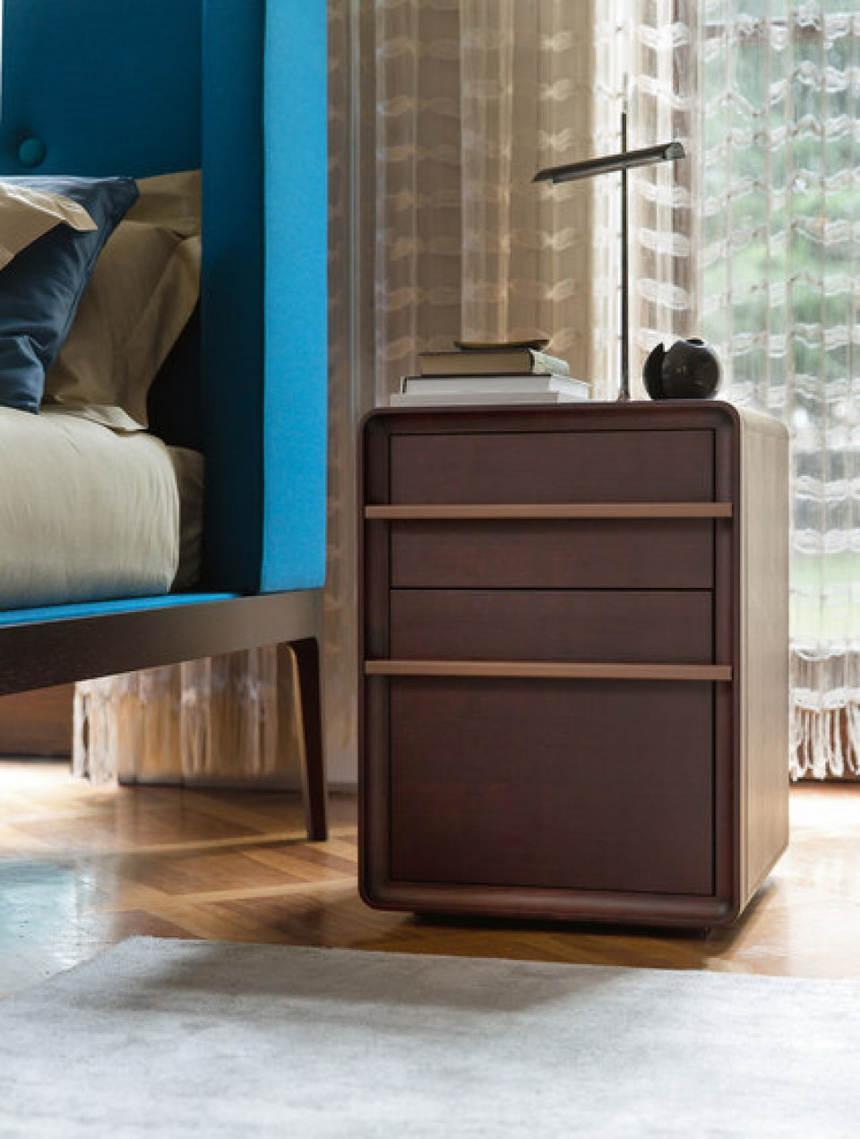 Una struttura in legno massello di frassino per il comodino Aura di Porada, designer Marelli & Molteni: ha una linea semplice con gli angoli smussati che permette di accostarlo sia ad arredi classici sia contemporanei. È impreziosito dalla presenza di maniglie rivestite in pelle. Misura L 45 x P 45 x H 62 cm. Prezzo su richiesta. https://www.porada.it