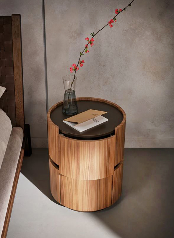 La mini cassettiera Moneypenny di Bonaldo, designer Mauro Lipparini, ha una struttura cilindrica in legno curvato impiallacciato Noce Canaletto con il piano e la base in legno laccato Piombo opaco. È disponibile in quattro formati diversi. Misura Ø 44 x H 55/60 cm e Ø 54 x H 50/55 cm. Prezzo su richiesta. https://www.bonaldo.com