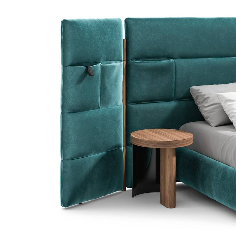 Il comodino Bio-mbo di Cassina, designer Patricia Urquiola, è caratterizzato da un piano circolare e un sostegno in legno massello di rovere o di noce e il fianco in alluminio curvato e verniciato lucido nero. È disponibile anche nella variante con entrambi i fianchi in metallo e un cassetto portaoggetti.   Misura Ø 45 x H 47 cm. Prezzo su richiesta. https://www.cassina.com