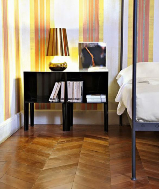 Nero intenso per l'iconico mobiletto Small Ghost Buster di Kartell, designer Philippe Starck con Eugeni Quitllet, che è completamente realizzato in PMMA colorato in massa. Il materiale resistente e innovativo rende contemporanea la forma classica della struttura.  Misura L 40 x P 34 x H 57 cm. Prezzo 373 euro. https://www.kartell.com