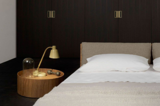 È completamente realizzato in legno di olmo termotrattato il comodino cilindrico Butler di Porro, designer Piero Lissoni, che è dotato di una scanalatura a vassoio sul top per impedire la caduta involontaria di oggetti. Il design minimale e le dimensioni generose lo rendono elegante e funzionale. Misura Ø 60 x H 25 cm. Prezzo su richiesta. https://www.porro.com