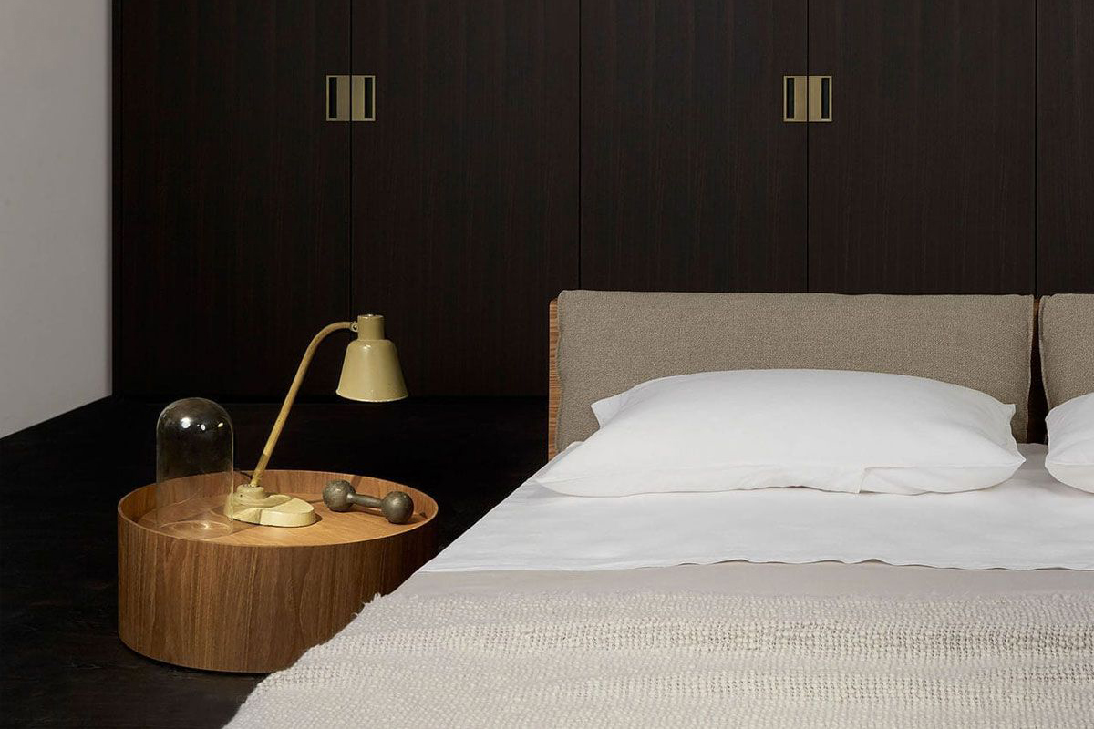 È completamente realizzato in legno di olmo termotrattato il comodino cilindrico Butler di Porro, designer Piero Lissoni, che è dotato di una scanalatura a vassoio sul top per impedire la caduta involontaria di oggetti. Il design minimale e le dimensioni generose lo rendono elegante e funzionale. Misura Ø 60 x H 25 cm. Prezzo su richiesta. https://www.porro.com