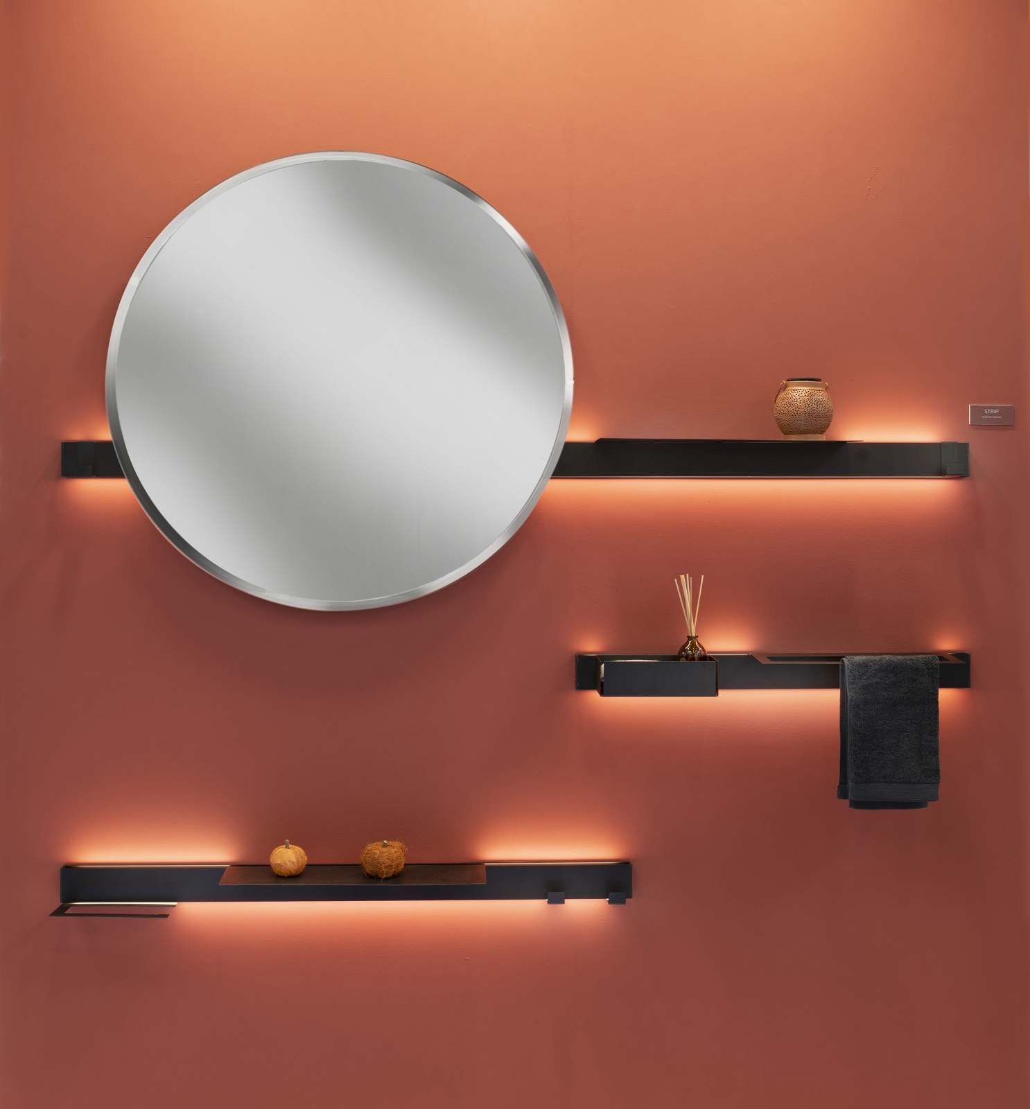 La collezione di complementi STRIP di Progetto Group, disegnati da Bruna Rapisarda, si sviluppa lungo una barra luminosa personalizzabile con specchi, mensole, ganci e oggetti d'uso quotidiano che può essere composta in maniera originale sia nella scelta delle funzioni - come appendere, contenere, specchiare, appoggiare, profumare, ricaricare e riprodurre musica – sia delle finiture e dei colori. È disponibile in varie dimensioni. La collezione è trasversale e può trovare spazio, oltre che nel bagno, anche in altre stanze come la cucina, l’ingresso o la camera da letto. www.progetto-group.it – Fuorisalone, Brera, Insula delle Rose, Via Goito 3, Milano.