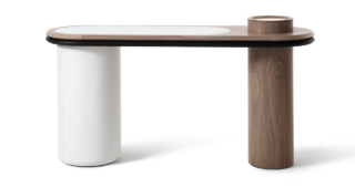 Fa parte della collezione Liz di Giorgetti la console con una silhouette morbida e una forma scultorea sottolineata dalla presenza delle gambe cilindriche, di diametro diverso, rivestite una in noce e una in pelle o in tessuto. Il piano ellittico è composto da due strati, uno inferiore in pelle e quello superiore in noce canaletto, ed è impreziosito da un top in onice. Misura L 150 x P 48 x H 81 cm. https://www.giorgettimeda.com – Fuorisalone, Giorgetti Spiga The Place, Via della Spiga 31, Milano