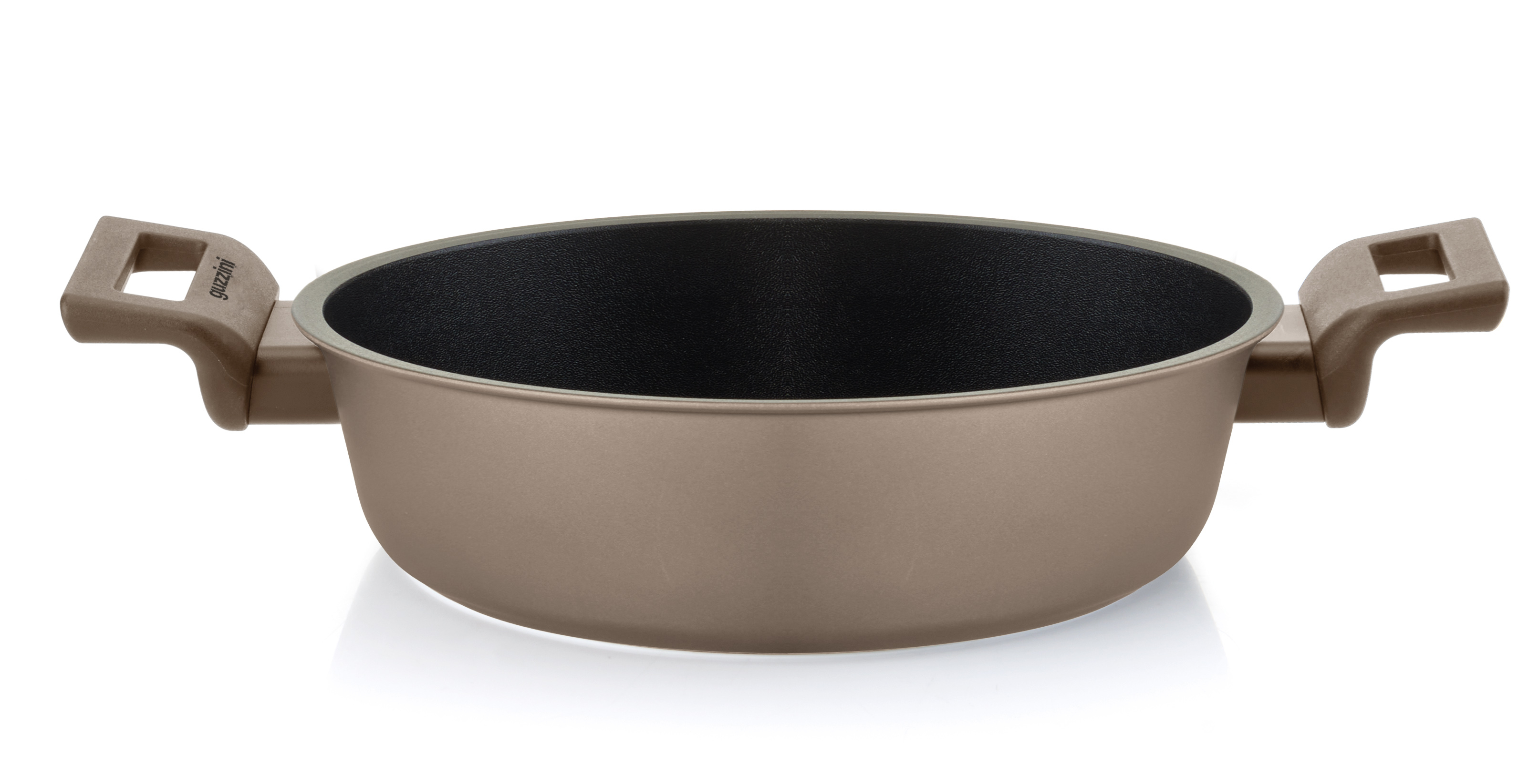 La linea Cook&Strong di Guzzini comprende: 4 padelle (misura diametro 20-24-28-32 cm); 3 casseruole (misura diametro 16-20-24 cm); 2 tegami (misura diametro 24-28 cm); 1 wok da 28 cm di diametro e i relativi coperchi. La linea è dotata dell’innovativo ed esclusivo rivestimento premium SwordStone di ultima generazione a 4 strati, materiale resistente, duro, antigraffio ed estremamente antiaderente, completamente privo di PFOA, nikel e materiali pesanti per una maggiore sicurezza nella cottura. Le pentole dispongono di manico antiscivolo, ergonomico, con effetto soft touch e sono caratterizzate da una elegante livrea esterna color bronze. Adatte a tutte le fonti di calore, compresa l’induzione, grazie al fondo in acciaio indeformabile che presenta uno spessore di 3,8 mm. Il corpo in alluminio sabbiato aumenta fino a 2 volte la durata della pentola. Questa batteria si distingue per eccellenti standard qualitativi e design accattivante. Il tegame Ø 24 cm prezzo di 83 euro. https://www.guzzini.com