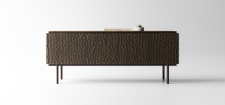 La credenza Gubia di Alf DaFré ha la superficie caratterizzata da una lavorazione tattile del legno; le maniglie delle ante laterali e dei cassetti sono innestate nella struttura. È disponibile in legno fashion wood rovere terra o rovere canapa; la base è realizzata in metallo verniciato Elettrocol raggrinzante, per un effetto più materico. È disponibile in due formati. Misura L 207,1/155,3 x P 52,5 x H 81,3 cm. https://www.alfdafre.it/it - Salone del Mobile, padiglione 7, stand C01.