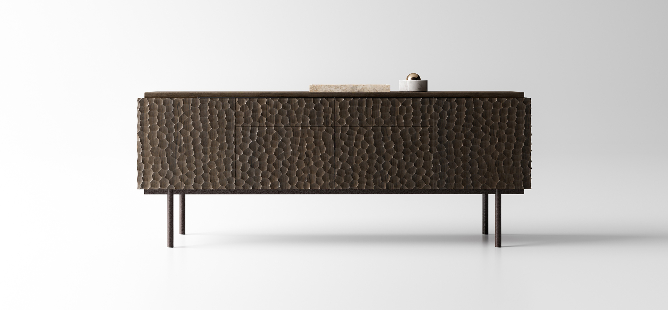 La credenza Gubia di Alf DaFré ha la superficie caratterizzata da una lavorazione tattile del legno; le maniglie delle ante laterali e dei cassetti sono innestate nella struttura. È disponibile in legno fashion wood rovere terra o rovere canapa; la base è realizzata in metallo verniciato Elettrocol raggrinzante, per un effetto più materico. È disponibile in due formati. Misura L 207,1/155,3 x P 52,5 x H 81,3 cm. https://www.alfdafre.it/it - Salone del Mobile, padiglione 7, stand C01.
