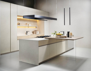 La cucina Lain Antis di Euromobil è una nuova sperimentazione progettuale che combina le caratteristiche delle due composizioni da cui prende il nome: la struttura e le colonne sono in TSS (Thermo Structured Surface) nella finitura Opus Calce e il piano è in gres laminam in-side Terra di Matera. Il piano snack impiallacciato rovere sabbiato Naturale ha una gamba in vetro temperato extrachiaro trasparente. https://www.euromobil.com - Fuorisalone, Flagship Store – Corso Monforte 30/3, Milano