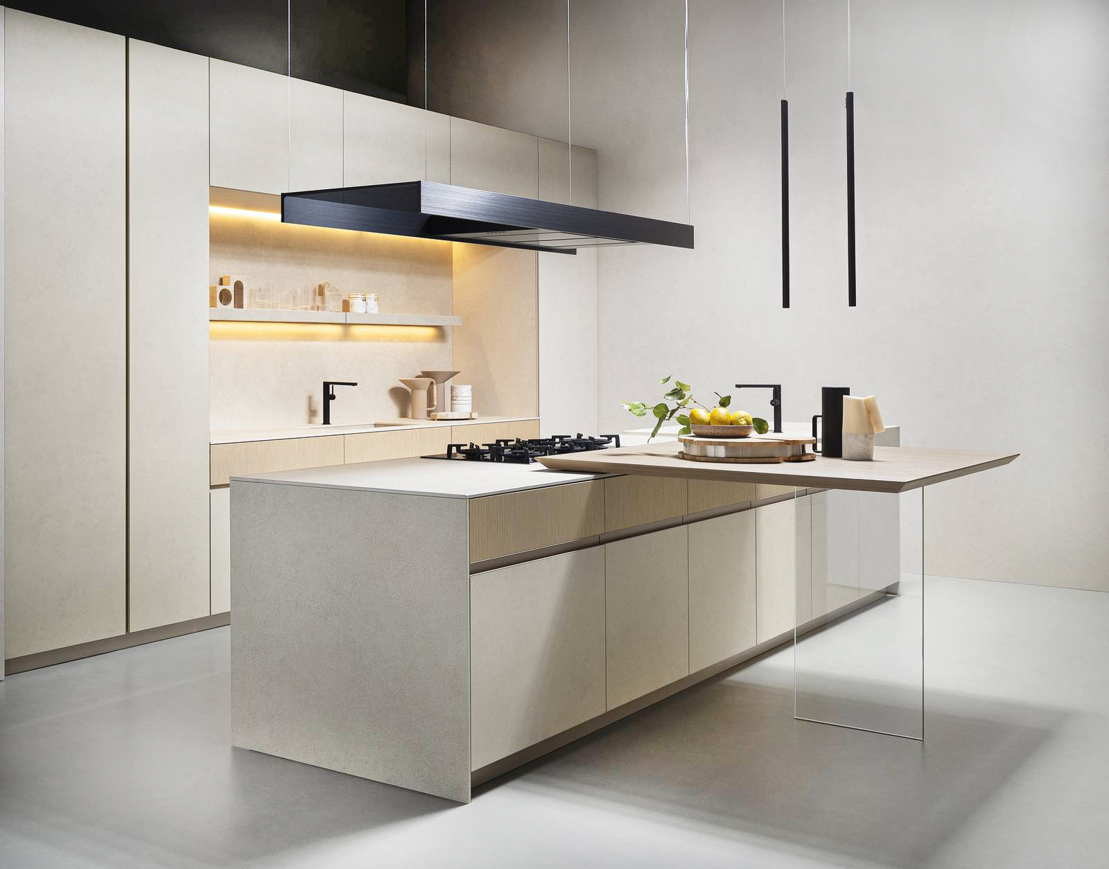 La cucina Lain Antis di Euromobil è una nuova sperimentazione progettuale che combina le caratteristiche delle due composizioni da cui prende il nome: la struttura e le colonne sono in TSS (Thermo Structured Surface) nella finitura Opus Calce e il piano è in gres laminam in-side Terra di Matera. Il piano snack impiallacciato rovere sabbiato Naturale ha una gamba in vetro temperato extrachiaro trasparente. https://www.euromobil.com - Fuorisalone, Flagship Store – Corso Monforte 30/3, Milano