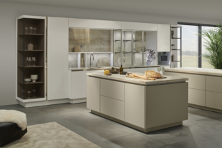 SieMatic presenta, durante la Milano Design Week 2024, il modello contemporaneo S2 con SecretSpace in una esclusiva tonalità bianco caldo, uno dei 2050 colori speciali della gamma SieMatic IndividualColourSystem, in abbinamento al grigio agata opaco vellutato. Il piano di lavoro StoneDesign in pietra naturale Taj Mahal dell’isola rivela un ulteriore elemento di sorpresa: grazie ad un meccanismo di scorrimento estremamente preciso e fluido, si apre svelando un secondo livello nel quale può essere posizionato un piano cottura o un lavello con rubinetto ribassato.  https://www.siematic.com - Fuorisalone, Showroom SieMatic, Viale Monte Santo 8, Milano