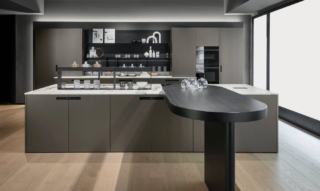 Durante la Milano design Week, presso lo Store di Milano, Arredo3 ospita la cucina Time, nella versione Millerighe e Line, con soluzioni ecosostenibili. La composizione ha un aspetto scultoreo sottolineato dai fianchi privi di spigoli vivi e dal piano snack ovale con il profilo arrotondato e il supporto Arco in impiallacciato Lava e il top in ceramica Iris. Le ante delle basi hanno le maniglie a incasso Brera e quelle delle colonne sono connotate da incisioni. https://www.arredo3.it - Fuorisalone, Arredo3 Store Milano Solferino – Piazza San Marco 1, Milano