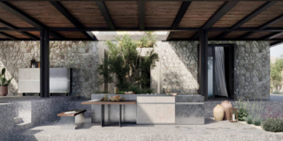 Loggia Out _ Santorini è la prima cucina per esterno di Zampieri: unisce tutti i comfort e i pregi di una cucina indoor a una robusta struttura in alluminio adatta alla vita all'aria aperta. Le ante hanno il profilo integrato effetto gola che le rende funzionali ed eleganti. I materiali utilizzati  sono stati selezionati per le loro qualità estetico-sensoriali e trattati per resistere nell'ambiente esterno, persino marino: dai metalli con finitura nichelata fino al legno massello di frassino termo-trattato.    https://zampiericucine.it - Fuorisalone, Zampieri Flagship Store – Via Molino delle Armi 48, Milano