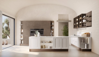 La penisola della composizione Agnese Style di Lube non solo ospita il lavello, ma funge anche da elemento separatore tra la cucina vera e propria e la zona giorno. Le basi hanno le ante a telaio nella finitura Bianco Assoluto che crea un raffinato contrasto con quelle lisce delle colonne in melaminico Bronze Stone. Il top e l'alzata sono realizzati in Dekton Aura Matt effetto marmo bianco. Un modulo base da 60 cm senza top, prezzo da 445 euro + Iva. www.cucinelube.it La penisola della composizione Agnese Style di Lube non solo ospita il lavello, ma funge anche da elemento separatore tra la cucina vera e propria e la zona giorno. Le basi hanno le ante a telaio nella finitura Bianco Assoluto che crea un raffinato contrasto con quelle lisce delle colonne in melaminico Bronze Stone. Il top e l'alzata sono realizzati in Dekton Aura Matt effetto marmo bianco. Un modulo base da 60 cm senza top, prezzo da 445 euro + Iva. www.cucinelube.it