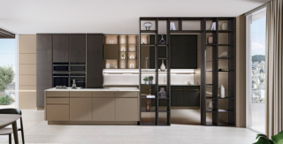 Ante in Vetro Cappuccino Liscio e Cannettato per la composizione Iconica di Veneta Cucine che è caratterizzata dalla presenza di un'isola centrale e della ariosa scaffalatura laterale Living, che mette in comunicazione la zona operativa e la zona giorno, declinata nella finitura Frassino Scuro come le ante delle colonne e dei pensili. Prezzo su richiesta. www.venetacucine.com Ante in Vetro Cappuccino Liscio e Cannettato per la composizione Iconica di Veneta Cucine che è caratterizzata dalla presenza di un'isola centrale e della ariosa scaffalatura laterale Living, che mette in comunicazione la zona operativa e la zona giorno, declinata nella finitura Frassino Scuro come le ante delle colonne e dei pensili. Prezzo su richiesta. www.venetacucine.com