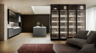 La composizione a penisola Meg di Arredo3 è caratterizzata dalla presenza delle colonne vetrina Teca con struttura in alluminio e vetri millerighe trasparenti, effetto vedo-non-vedo, che danno vita ad una sorta di separé tra il salotto e la cucina. Le ante a telaio delle basi e delle colonne laterali sono realizzate in resistente polimerico lavagna matt; il top e lo schienale sono in lastre ceramiche ecosostenibili Abitum Lincoln Oro, con una soluzione ad altezza maggiorata nell’area lavaggio. Prezzo su richiesta. www.arredo3.it La composizione a penisola Meg di Arredo3 è caratterizzata dalla presenza delle colonne vetrina Teca con struttura in alluminio e vetri millerighe trasparenti, effetto vedo-non-vedo, che danno vita ad una sorta di separé tra il salotto e la cucina. Le ante a telaio delle basi e delle colonne laterali sono realizzate in resistente polimerico lavagna matt; il top e lo schienale sono in lastre ceramiche ecosostenibili Abitum Lincoln Oro, con una soluzione ad altezza maggiorata nell’area lavaggio. Prezzo su richiesta. www.arredo3.it