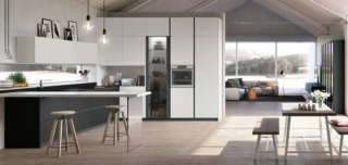 Effetto black & white per la cucina Metropolis di Stosa che abbina alle basi in Pet Nero opaco ai pensili e alle colonne in Pet Bianco Assoluto; lateralmente è presente un piano snack con sostegno in vetro trasparente. L'armadiatura, che ospita il forno e una vetrina, separa la zona pranzo con il tavolo da quella conversazione con i divani. Un modulo base da 60 cm, prezzo a partire da 189 euro + Iva. www.stosacucine.com Effetto black & white per la cucina Metropolis di Stosa che abbina alle basi in Pet Nero opaco ai pensili e alle colonne in Pet Bianco Assoluto; lateralmente è presente un piano snack con sostegno in vetro trasparente. L'armadiatura, che ospita il forno e una vetrina, separa la zona pranzo con il tavolo da quella conversazione con i divani. Un modulo base da 60 cm, prezzo a partire da 189 euro + Iva. www.stosacucine.com