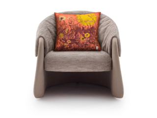 Il cuscino di Ditre Italia, realizzato con la stampa di Mantero 1902, è in twill di seta con la suggestiva stampa “La Campagna”, proveniente dagli archivi della sartoria, che raffigura il risveglio della natura al tramonto. É prodotto artigianalmente in Italia. https://www.ditreitalia.com – Fuorisalone, Ditre Italia Flagship Store – Via Solferino 21, Milano.