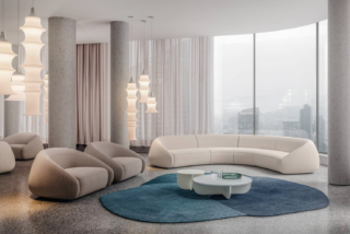 Il divano della nuova collezione di imbottiti Apper di laCividina, designer Antonio Rodriguez, rimanda alle sofisticate atmosfere della Ville Lumiere degli anni Trenta. La forma arrotondata, plasmata sul concetto del “Less is more”,  è pulita  e semplice; lo schienale e il bracciolo diventano tutt'uno abbracciando la seduta. Il rivestimento è realizzato con tessuti pregiati. https://lacividina.com – Fuorisalone, laCividina Showroom Milano – Via Manzoni 41, Milano.