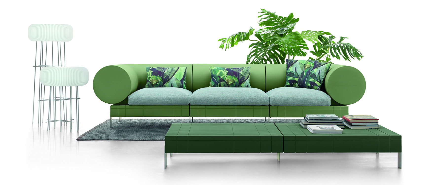 Scenografico ed eccentrico il divano modulare Rhor di Lyxo che può essere composto a piacere; è realizzato in polietilene stampato in rotazionale, disponibile in diversi colori, che ne sottolinea lo stile pop. I piedini in metallo completano la struttura. Lo schienale è costituito da un cilindro fuori scala; la cuscineria rivestiti in tessuto prezioso ne aumentano il comfort. www.lyxodesign.com - Salone del Mobile, padiglione 18, stand F10.