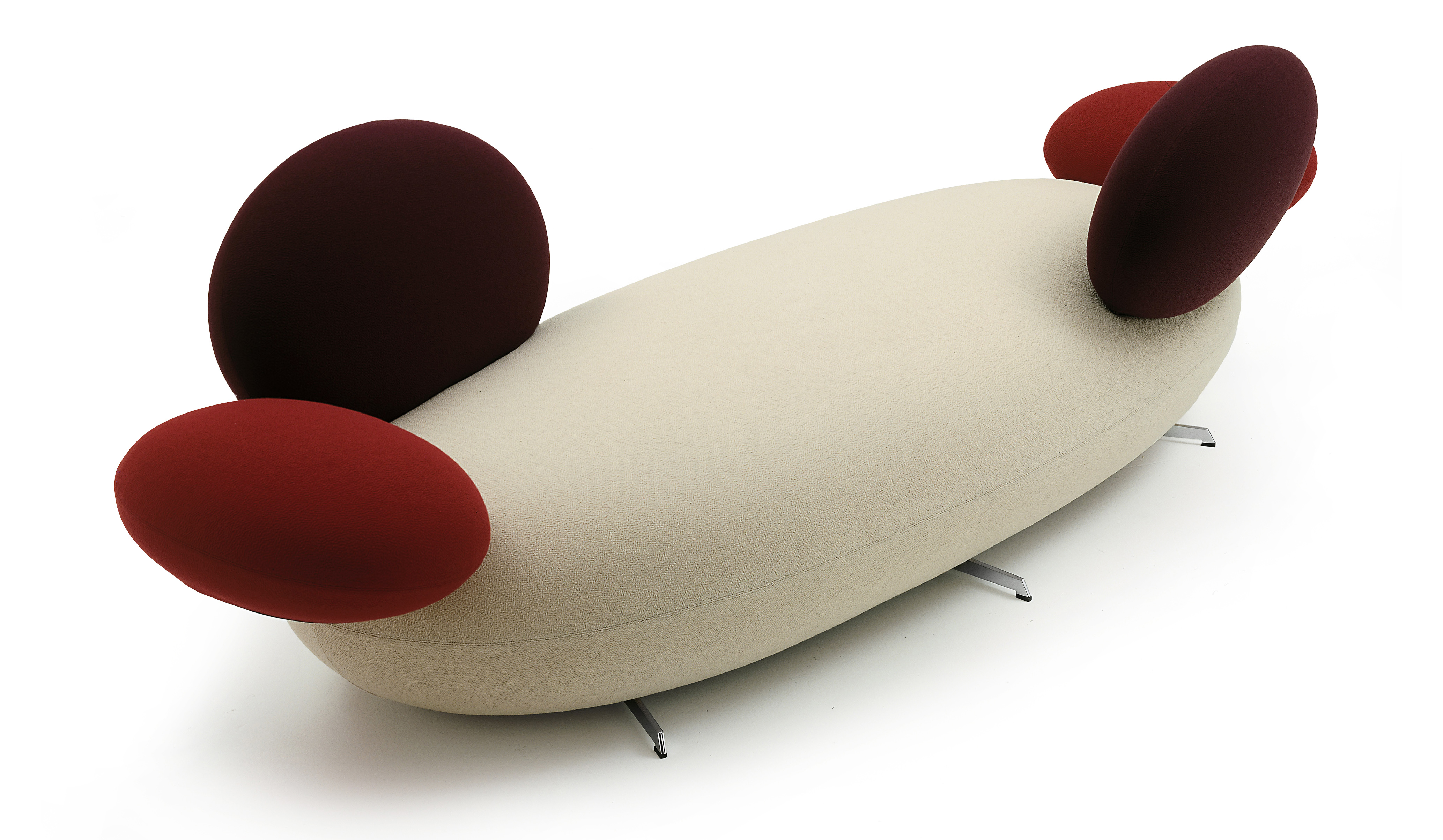 Il divano imbottito Supersassi di Rossi di Albizzate, design Matteo Thun, si ispira alla forma dei tondeggiante dei sassi del lago di Garda e agli arredi degli Anni Sessanta; i piedini sono in acciaio cromato.  https://www.rossidialbizzate.it - Salone del Mobile, padiglione 18, stand C18.