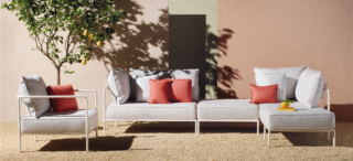 Il divano modulare da esterno Flap di S-CAB è caratterizzato dalla presenza di uno schienale mobile che si adagia sul tubolare della struttura e che può ruotare sull’asse di circa 15 gradi, consentendo al cuscino di supporto posteriore di avere differenti inclinazioni per raggiungere il miglior grado di comfort possibile. https://www.scabdesign.com - Salone del Mobile padiglione 3, stand D12-D14.