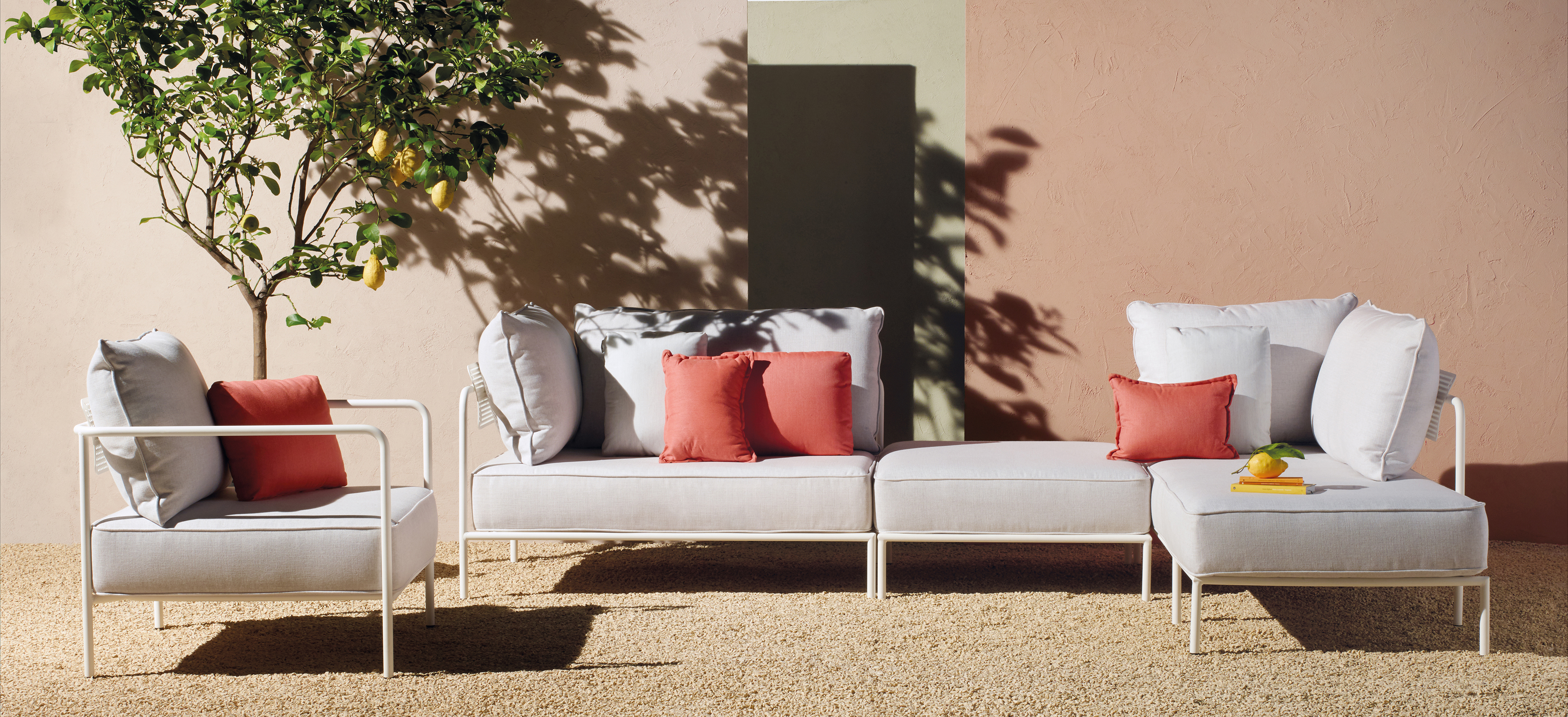 Il divano modulare da esterno Flap di S-CAB è caratterizzato dalla presenza di uno schienale mobile che si adagia sul tubolare della struttura e che può ruotare sull’asse di circa 15 gradi, consentendo al cuscino di supporto posteriore di avere differenti inclinazioni per raggiungere il miglior grado di comfort possibile. https://www.scabdesign.com - Salone del Mobile padiglione 3, stand D12-D14.