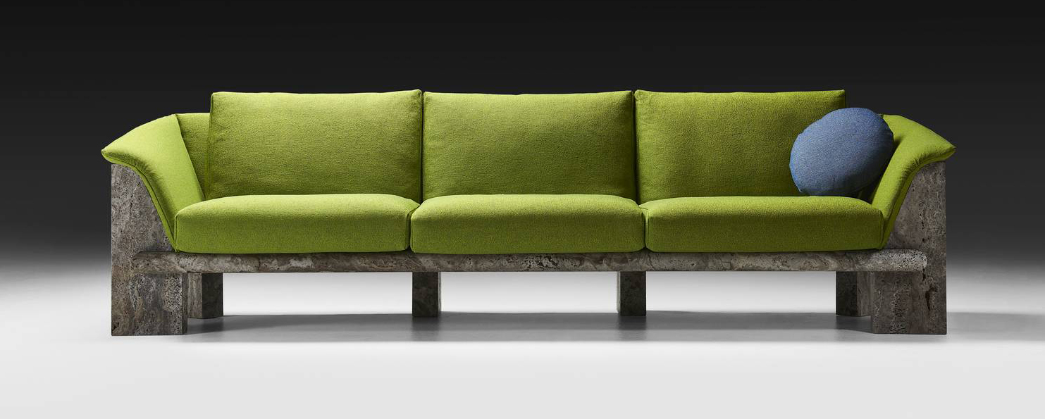 Ha una forma scultorea il divano tre posti per esterni della Collezione La Grande Muraglia Outdoor di Neutra, disegnata dal celebre Mario Bellini: è caratterizzata da una struttura in marmo, travertino Silver, resa comfortevole dalla presenza delle avvolgenti imbottiture delle sedute, dei braccioli e degli schienali. L’imbottitura sfoderabile è realizzata in poliuretano impermeabilizzato rivestito con fibra resinata e fodera in poliestere idrorepellente; il rivestimento in tessuto dei cuscini è in polipropilene impermeabile 100% riciclabile. https://www.neutradesign.it - Fuorisalone, MEET Digital Culture Center, Viale Vittorio Veneto 2, Milano