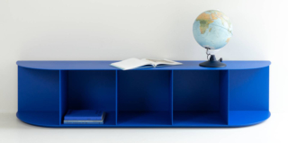 Fa parte della famiglia Coimbra di Marco Ripa, designer e fabbro marchigiano, l'elemento contenitore completamente realizzato in alluminio per interni ed esterni che è caratterizzato da una linea morbida e da spessori sottilissimi. È realizzato seguendo il principio di un “artigianato minimo”, un esercizio di pura sintassi che esalta l’essenza di forma e materia nella ricercata assenza di tracce di manualità. https://marcoripa.it – Fuorisalone, c/o Convey, Basic Village, Via dell'Aprica 12, Milano