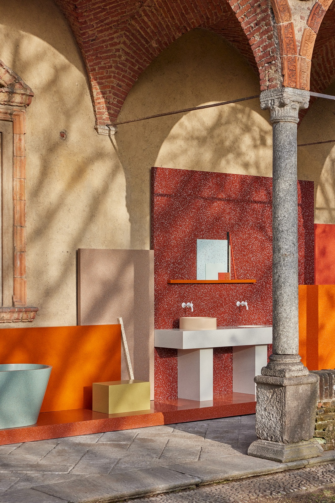 Durat da oltre 30 anni sviluppa e produce solid surface sostenibile per superfici e arredi, utilizzando materiale plastico di recupero e riciclabile al 100%. L'azienda offre anche una gamma di arredi realizzati in solid surface, come lavabi e vasche da bagno. L'installazione “Porta dei Colori”, che si trova nel porticato all'esterno di Villa Bagatti Valsecchi, è stata progettata dalla designer finlandese Linda Bergroth. Sembra quasi un'opera d'arte astratta che accosta elementi geometrici in scale diverse, fino a diventare vere e proprie quinte architettoniche e arredi che sembrano affiorare plasticamente dalla materia. All'interno spicca un grande tavolo monocromatico realizzato in DURAT Plus, il solid surface che combina resina PET riciclata e materiale solid surface riciclato. Il risultato è un materiale che contiene fino all'80% di materiali riciclati. www.durat.com (Foto: Paavo Lehtonen) - Fuorisalone, Alcova I, Villa Bagatti Valsecchi, Via Vittorio Emanuele II, 48, Varedo (MB).