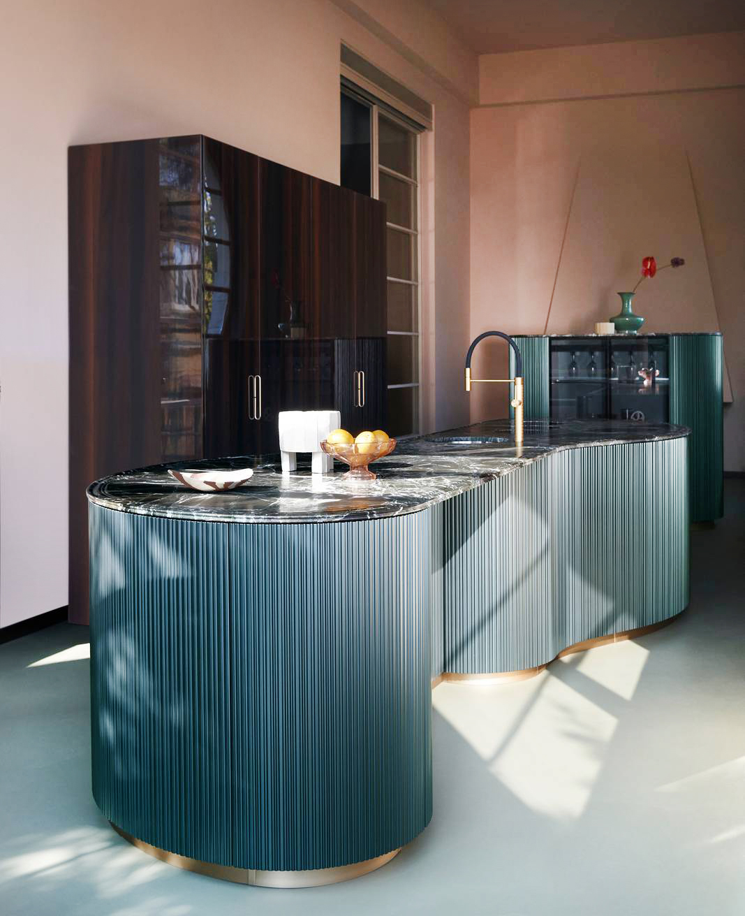 Nuove finiture per l'isola Tangram di Cesar che esalta la curva e le sue infinite possibilità di combinazione: è composta da cinque elementi curvi che si possono unire a piacere ad elementi con anta dritta per dare vita a isole dalle geometrie inconsuete o a composizioni addossate a parete o ancora a composizioni che abbracciano gli angoli. Le ante, in laccato effetto metallico Verde Comodoro Anodyc, presentano la particolare lavorazione tridimensionale Groove composta da una sequenza di fresature verticali che creano un pattern dal ritmo irregolare. Il top è realizzato in pregiato marmo Breccia Imperiale con bordo Macaron. https://www.cesar.it - Fuorisalone, Cesar Flagship Store – Via Larga 23, Milano