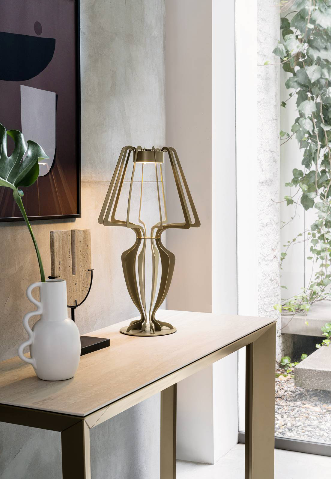 In occasione della Milano Design Week 2024 Riflessi presenta le sue proposte del catalogo illuminazione 2024, che comprende collezioni inedite e ampliamenti di gamma dei più apprezzati best seller, tutti caratterizzati dalla più autentica tradizione sartoriale italiana. Fa parte della nuova famiglia Allegra la lampada da tavolo  che nasce dall'incontro di sottili profili sagomati in metallo    ottenuti tramite laser; la struttura dalla linea grafica è disponibile in sei varianti di colore. È disponibile con piastra Led ricaricabile tramite presa USB con dispositivo calamitato che ne consente la movimentazione e l’utilizzo anche all’esterno. https://www.riflessi.it – Fuorisalone, Riflessi Store Milano – Piazza Velasca 6, Milano.