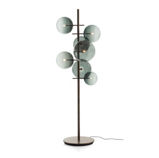 L'iconica lampada da terra Bolle Stelo di Gallotti & Radice viene celebrata con le nuove, inedite colorazioni delle sfere sospese in vetro soffiato a bocca che diffondono una luce morbida e avvolgente; la struttura è in ottone brunito a mano. La colorazione Topazio la rende raffinata e scenografica.  https://www.gallottiradice.it - Salone del Mobile, padiglione 09, stand F09-G10.