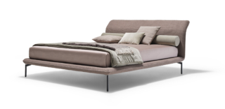 Sembra “sospeso” il letto Elle di Twils che è imbottito e impreziosito da un profilo a mandorla enfatizzato dalla cucitura che corre intorno al perimetro; lo schienale, ampio e comodo, può essere reclinato in base alle proprie necessità grazie alla presenza di un'aletta semi flessibile. I piedini sottili in metallo alleggeriscono la struttura. https://www.twils.it - Salone del Mobile padiglione 14, stand A39-B34.