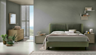 Il nuovo letto Gemini di Tomasella ha una forma geometrica e lineare ed è disponibile in numerosi rivestimenti; la testiera è avvolta da due cuscini imbottiti che ne aumentano il comfort. L'altezza dei piedini e del giroletto sono personalizzabili. https://www.tomasella.it - Salone del Mobile, padiglione 07, stand D02-C02.