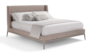 Fa parte della collezione Victor di Conte il letto, design Joe Garzone, contraddistinto dalla particolare testata avvolgente con un'elegante lavorazione trapuntata nell'interno della spalla. È disponibile anche con rete contenitore. https://www.contecasa.it – Fuorisalone, Showroom Conte – Via Senato 45, Milano.