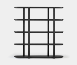 La libreria della capsule collection Edge di Milla & Milli è disponibile in quattro formati ed è completamente costruita da esperti maestri artigiani in legno di rovere massello,  di 6 cm di spessore, nella raffinata finitura a olio nero matt. I piani orizzontali arrotondati sono abbinati a montanti dal segno più rigoroso e architettonico. Misura L 180 x P 40 x H 96/185 cm e L 237 x P 40 x H 96/185 cm. https://millamilli.com - Salone del Mobile padiglione 14, stand C29.