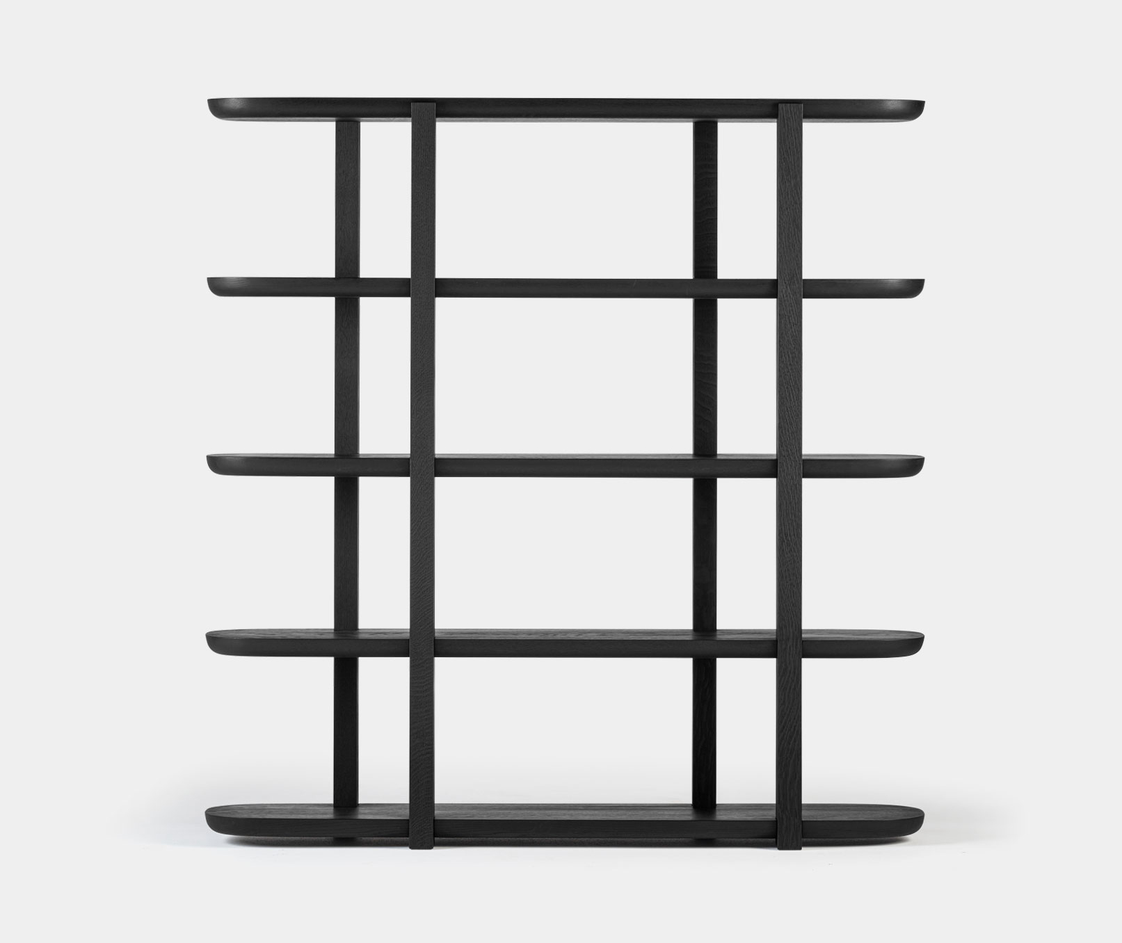 La libreria della capsule collection Edge di Milla & Milli è disponibile in quattro formati ed è completamente costruita da esperti maestri artigiani in legno di rovere massello,  di 6 cm di spessore, nella raffinata finitura a olio nero matt. I piani orizzontali arrotondati sono abbinati a montanti dal segno più rigoroso e architettonico. Misura L 180 x P 40 x H 96/185 cm e L 237 x P 40 x H 96/185 cm. https://millamilli.com - Salone del Mobile padiglione 14, stand C29.