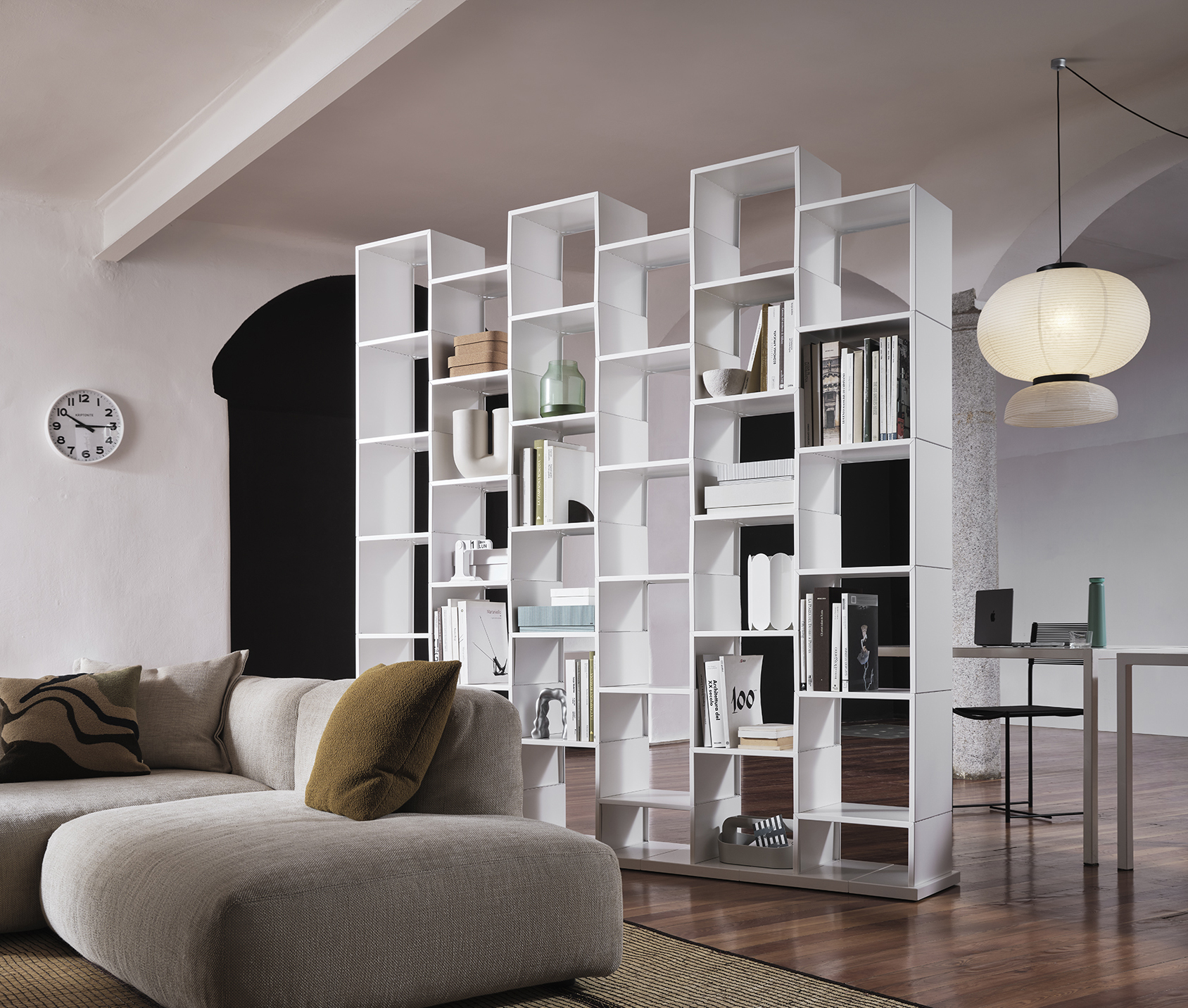 La libreria componibile in ferro Klark di Kriptonite è caratterizzato da un profilo essenziale e rigoroso, basato su tre semplici elementi compositivi: la base, le lamiere pieghevoli e i magneti angolari di bloccaggio. La struttura può essere modificata nel tempo,  crescendo in altezza e in larghezza in base alle necessità, e può adattarsi ad ambienti diversi. https://www.kriptonite.com - Salone del Mobile, padiglione 14, stand D39.