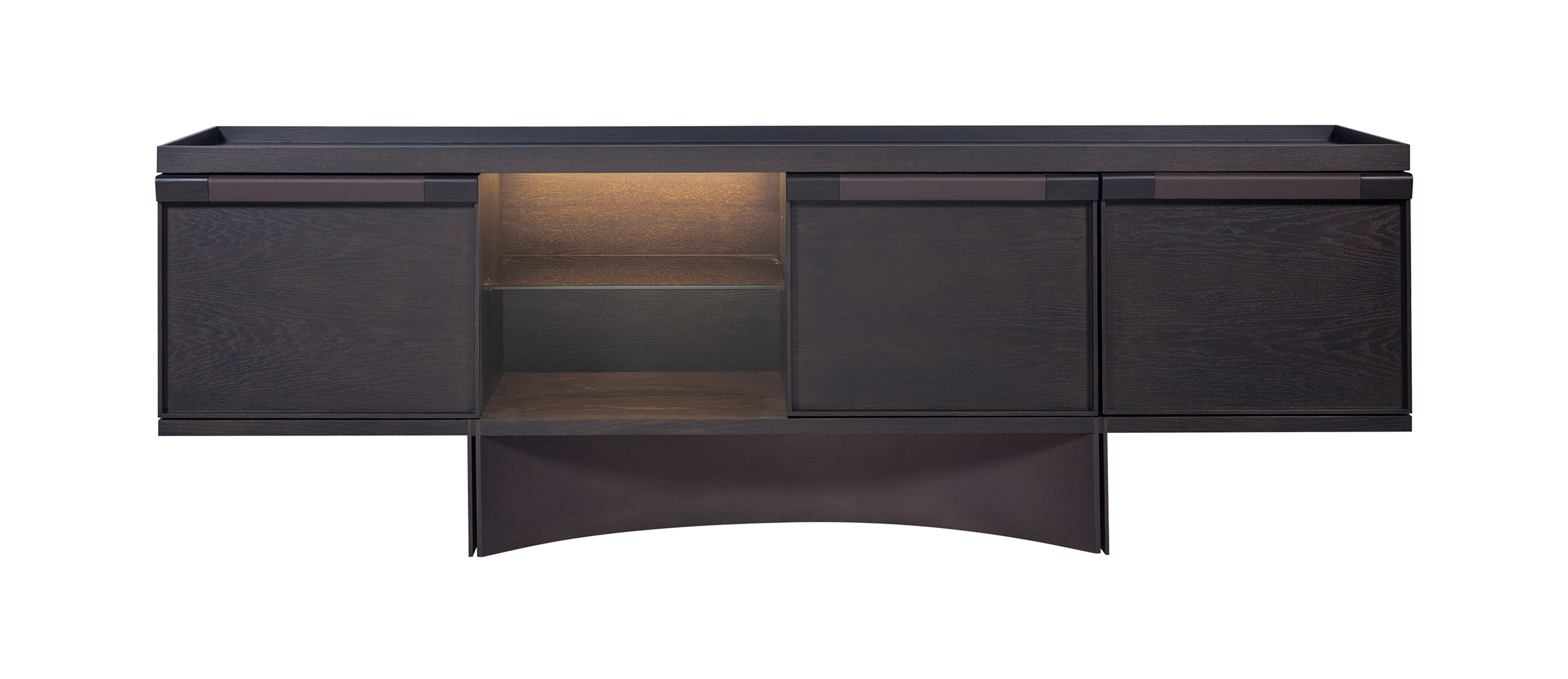 La madia Eterna di al2 è realizzata in rovere scuro ed è impreziosita da dettagli ricercati come la maniglia rivestita in pelle e la base scultorea in metallo. È presente un vano a giorno con due ripiani che permette di esporre piccoli oggetti. Misura L 240 x P 50 x H 79 cm. https://www.al2.gr - Salone del Mobile padiglione 18, stand C08.