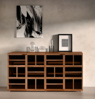 La nuova madia Torii di Horm fonde insieme il minimalisnmo giapponese e l'essenzialità funzionale del design scandinavo. È realizzata con maestria artigianale in pregiato noce canaletto con venature a vista; le quattro ante sono in vetro temperato bronzato elegantemente integrato. L'illuminazione interna a Led  trasforma ogni oggetto in un pezzo da collezione. https://www.horm.it – Fuorisalone, Showroom Karpeta – Via Cappuccio 18, Milano.