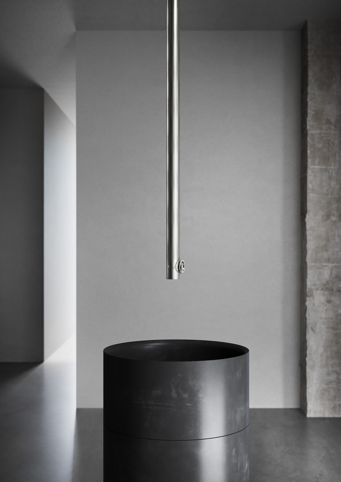 Il miscelatore bagno Sole di Nobili si ispira alle forme archetipiche del tubo con una manopola che richiama le chiusure idrauliche industriali collocata, per la prima volta, all’estremità della bocca di erogazione. Un unicum reso possibile dalla cartuccia di miscelazione anticalcare Nobili Widd® 2020, posta direttamente nel corpo della rubinetteria. Grazie all’apertura sulla posizione acqua fredda si evita l’accensione involontaria della caldaia e lo spreco di gas. Un aeratore limita i consumi a 5 l/min
mantenendo il getto dell’acqua piacevole e corposo. Il miscelatore è disponibile da appoggio, a parete e in un’originale installazione a soffitto, con il “tubo” che scende verticalmente sul lavabo (come in foto). Oltre alla finitura Cromo vi sono 4 finiture spazzolate: Inox, Caffè e, in versione antigraffio PVD, Grafite e Argilla. www.nobili.it – Salone del Mobile, padiglione 10, stand A19-A21.