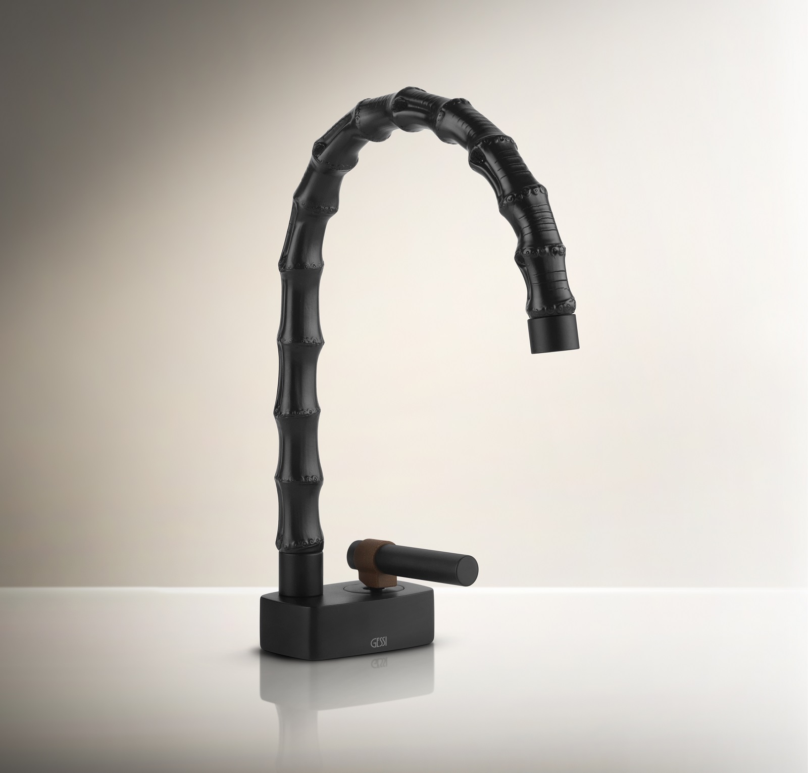 Tocco glamour per il miscelatore lavabo della collezione Jacqueline di Gessi grazie al nuovo colore Total Black. Realizzato in vero bambù, è proposto in abbinamento alla finitura Matte Black, quasi nero assoluto. È la curvatura naturale del bambù a guidare la creazione della collezione. Il bambù viene impiegato in diversi modelli: miscelatore lavabo basso, con canna in due altezze, miscelatori a due o tre fori, da terra, da soffitto e da parete. Le basi dei miscelatori presentano un design innovativo per forme e proporzioni: grazie allo spessore della radice del bambù, offrono segni morbidi ma allo stesso tempo rigorosi, come gli angoli smussati, mentre le leve laterali invitano a un gesto naturale sebbene inconsueto. www.gessi.com – Fuorisalone, Casa Gessi, via Manzoni 16/a, Milano.