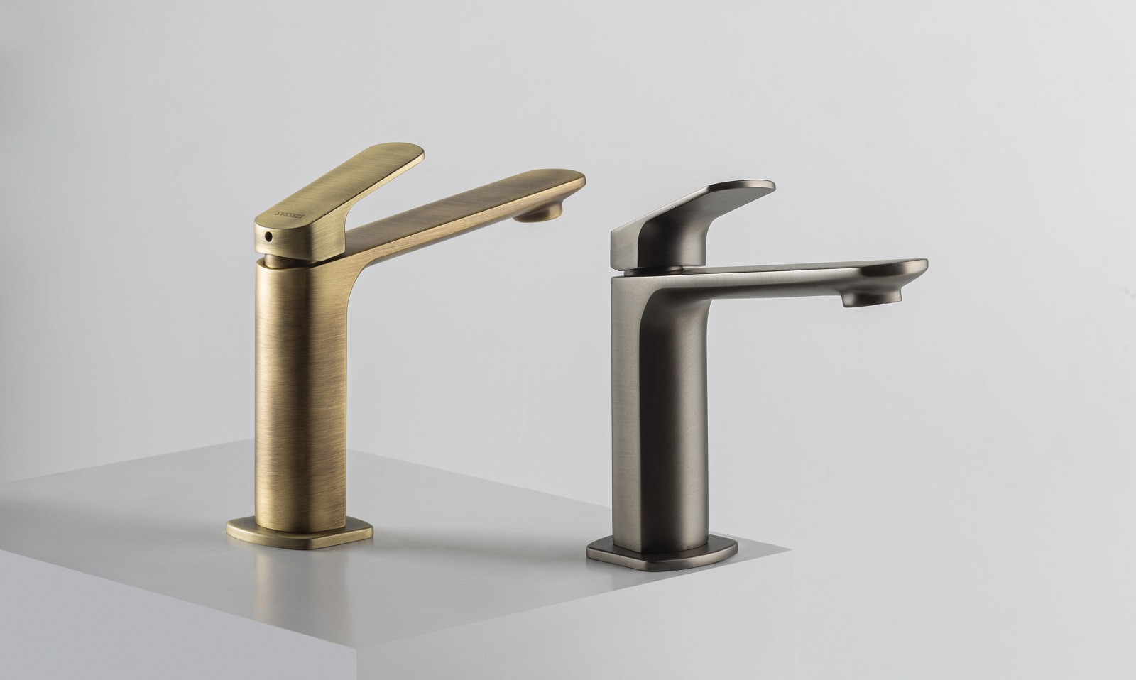 Il corpo centrale del miscelatore da lavabo Surf di Zazzeri ha diverse curvature e una bocca inclinata che si raccorda con il corpo creando un elegante equilibrio di forme e di spazi. Compatto, è realizzato in fusione di ottone. La versione lavabo è disponibile in svariate altezze, quella da parete con il getto in diverse lunghezze. Oltre alla classica finitura cromo, si presenta nella finitura Nikel fosforo (simile all’acciaio spazzolato), Bianca, Nera, Ottone Lucido e, su richiesta, in altre cinque colorazioni: Nikel
Nero spazzolato, Rame spazzolato, Ottone spazzolato, Oro rosa e Nikel Nero. Misure per lavabo da appoggio: L 12,4 x H 8, L 15,5 x 11 cm oppure L 18,9 x 24 cm, nella versione da parete: getto 18 oppure 22,5 cm. www.zazzeri.it – Salone del Mobile, padiglione 10, stand C02.