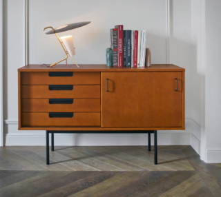 Il mobile Credenza 148 di Ligne Roset è stato disegnato da Pierre Guariche nel 1953: è dotato di quattro cassetti e di un'anta scorrevole, la struttura è in MDF impiallacciato frassino tinto. Le maniglie e il basamento sono in metallo laccato nero. https://www.ligne-roset.com - Fuorisalone, c/o MOHD, Via Turati 3, Milano