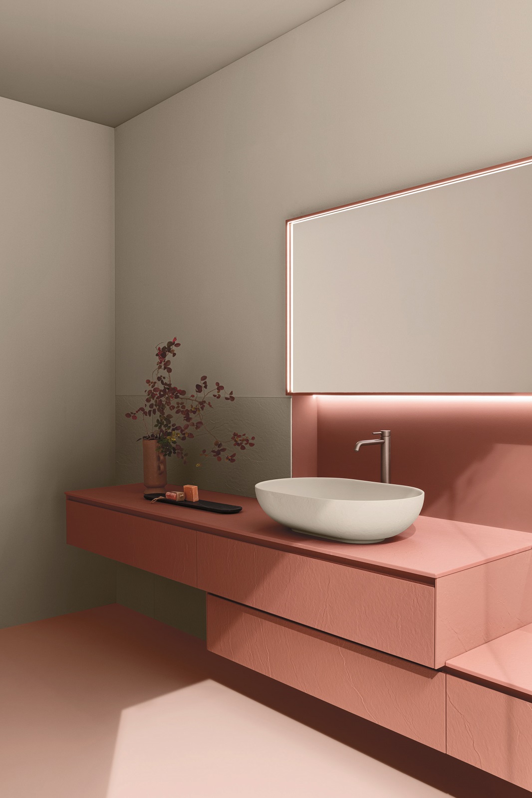 Si contraddistingue per la superficie texturizzata materica il mobile bagno Pietrablu di Arblu. La texture riveste frontali, fianchi, maniglie, complementi come le colonne e i pensili, e accessori come porta salviette, mensole, appendino, colonna a giorno, placca wc e portarotolo e specchiera. Mobile e accessori sono disponibili in tutti i 47 colori a catalogo Arblu, comprese le tre nuove nuance Paprika, Rosso Pompei e Blu Profondo, e nelle cinque texture Juta, Trendy, Well, Woody e Easystone. www.arblu.it - Salone del Mobile, padiglione 6, stand A26-A28.