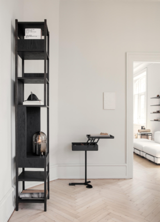 Comodo di Karakter, designer Achille Castiglioni, è un mobiletto multifunzione dotato di uno scomparto con coperchio in rovere laccato nero; la struttura di sostegno è in acciaio con verniciatura a polvere nera. Misura L 30 x P 41 x H 71 cm. Prezzo 880 euro + IVA. https://www.karakter-copenhagen.com