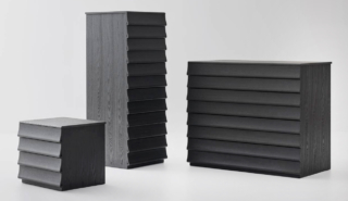 La collezione di mobili contenitore per la zona notte Rideaux di Bolzan è connotata da superfici sinuose e dalla quasi totale assenza di spigoli; il fronte ondulato, che sporge lateralmente dalla base, disegna una sequenza di drappeggi lignei. La struttura e i cassetti sono realizzati in legno di frassino tinto nelle tonalità naturali Terra di Siena, azzurro, indaco, nero e grigio. Il settimino misura L 51,5 x P 54 x H 132 cm. La cassettiera misura L 105,5 x P 58 x H 89,5 cm. Il comodino misura L 51,5 x P 44 x H 47 cm. https://www.bolzan.com – Fuorisalone, BolzanSpace - Via Mercato 3, Milano.