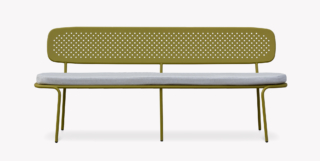 La panca outdoor Abril di Musola si ispira alle atmosfere della costa andalusa: è completamente realizzata in acciaio inox traforato a poi ed è disponibile con o senza schienale imbottito. Si può scegliere fra quattro lunghezze. https://www.musola.es/en - Salone del Mobile padiglione 01, stand E09-E11.