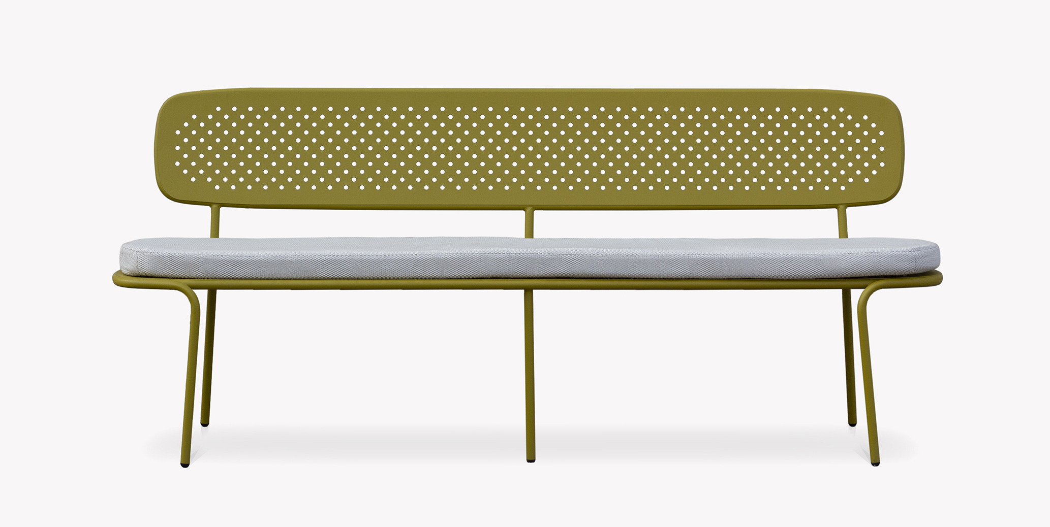 La panca outdoor Abril di Musola si ispira alle atmosfere della costa andalusa: è completamente realizzata in acciaio inox traforato a poi ed è disponibile con o senza schienale imbottito. Si può scegliere fra quattro lunghezze. https://www.musola.es/en - Salone del Mobile padiglione 01, stand E09-E11.