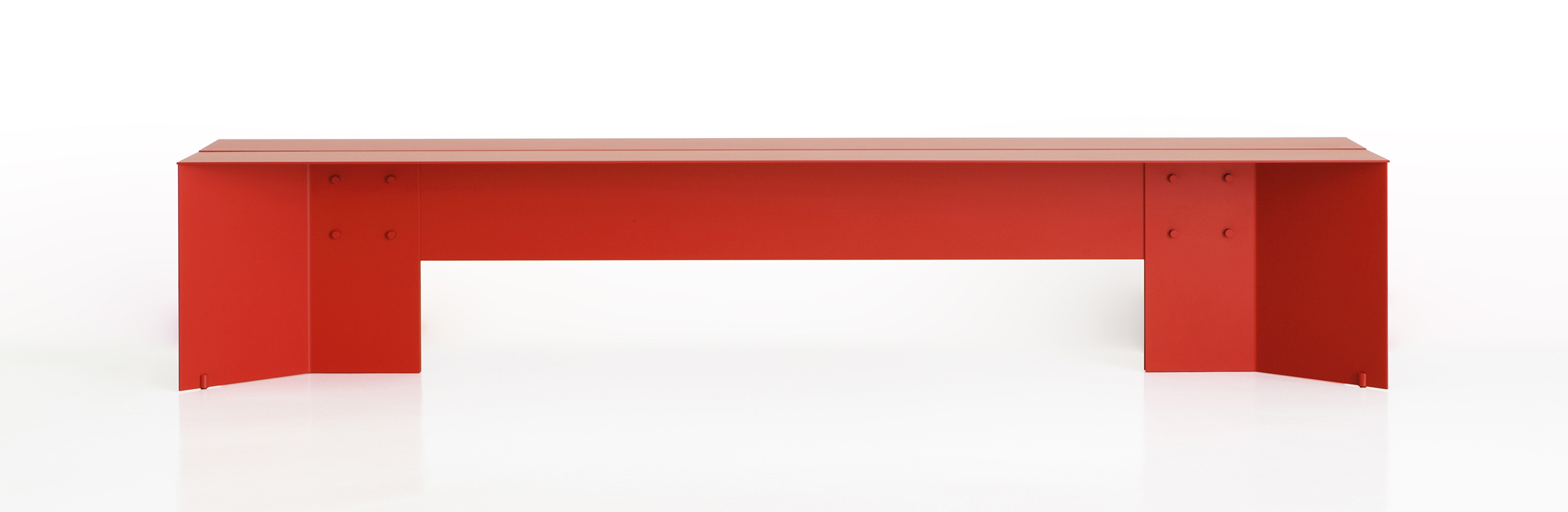 Minimale la panca Origata di Porro che è realizzata con un foglio di alluminio tagliato secondo linee rette e assemblato attraverso viti; un soffice cuscino ne aumenta il comfort. https://www.porro.com - Salone del Mobile, padiglione 11, stand D15-E18.